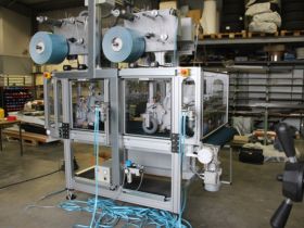 Maschine zum Aufbringen von doppelseitigem Schaumklebeband mit Deckpapierabzug ( Spiegelklebemaschine)